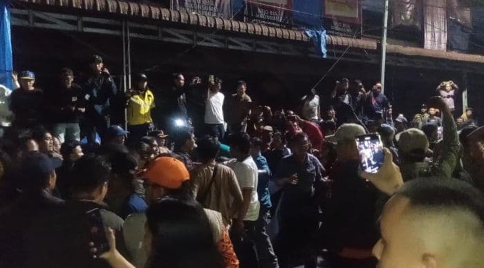 pedagang_pasar_horas_dan_mahasiswa_bentrok_dengan_satpol_pp_di_jalan_merdeka