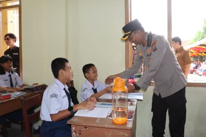 polres_nias_resmikan_program_makan_bergizi_gratis_untuk_pelajar_dan_masyarakat