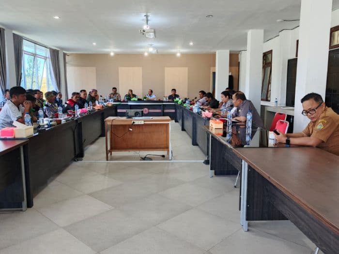 ratusan_warga_simanindo_samosir_unjuk_rasa_desak_pencabutan_izin_hkm_parna_jaya_sejahtera