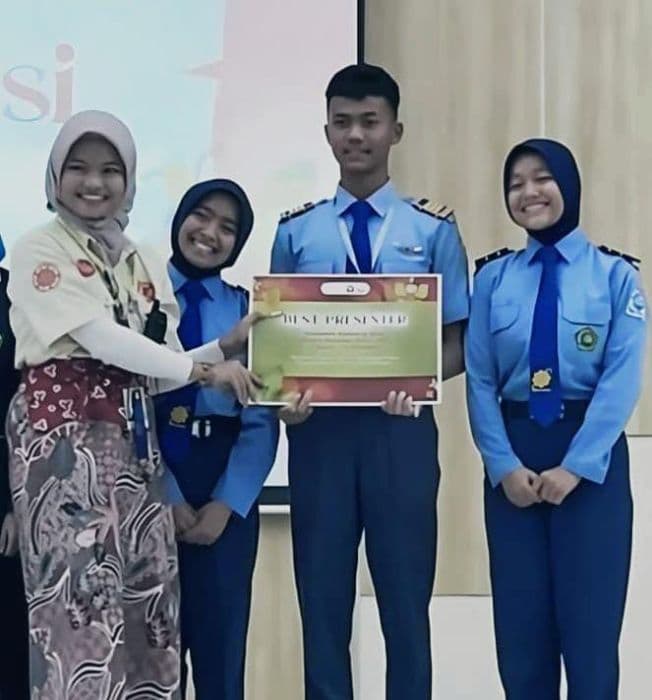 tiga_siswa_man_ic_tapsel_juara_best_presenter_kompetisi_esai_nasional_di_ugm