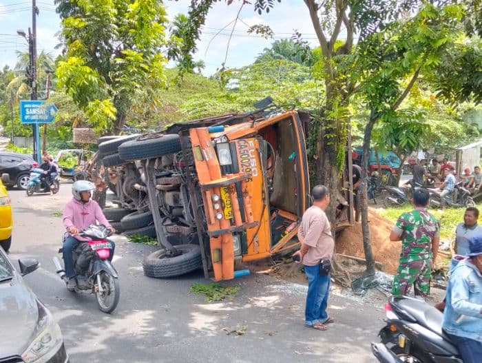 truk_bermuatan_bungkil_terguling_di_lubuk_pakam