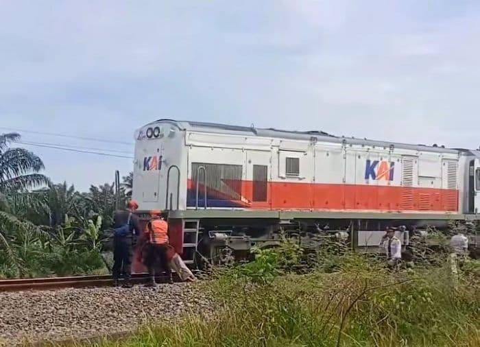 wanita_muda_tewas_tertabrak_kereta_api_di_perlintasan_desa_lalang_batu_bara_kepala_tersangkut_di_lokomotif