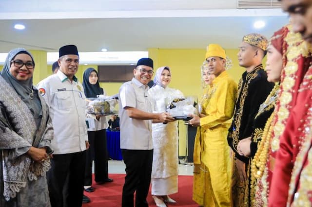 hadiri_nikah_massal_23_pasangan_ini_pesan_wawako_medan