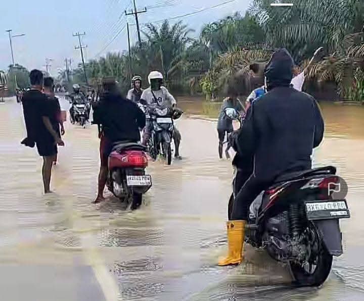 jalan_sumorbortanjung_selamat_banjir_polisi_berlakukan_sistem_buka_tutup