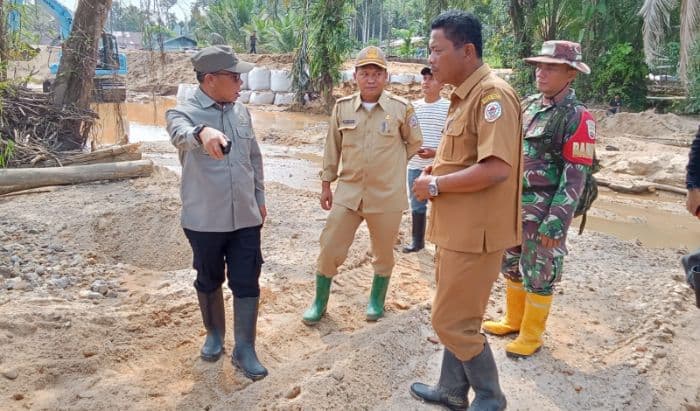 tangani_banjir_di_bonalumban_pemkab_tapteng_bangun_tanggul_sementara