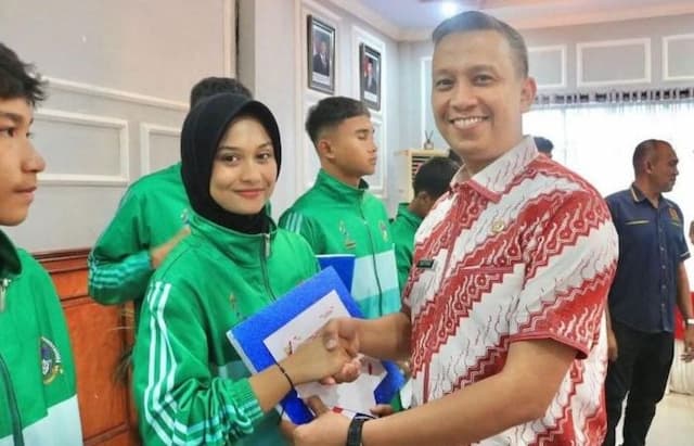 lima_atlet_berprestasi_pon_beladiri_ii_kudus_jateng_terima_penghargaan_dari_wali_kota_binjai