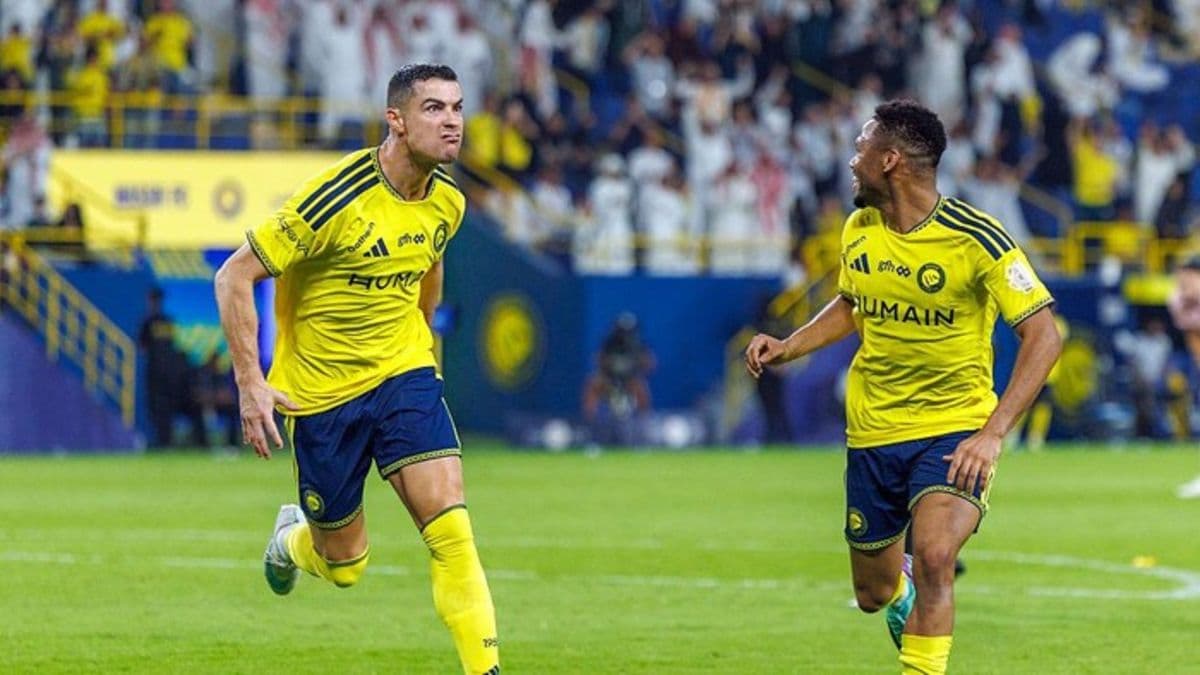 cristiano_ronaldo_cetak_hattrick_alnassr_tundukkan_alkholood_53