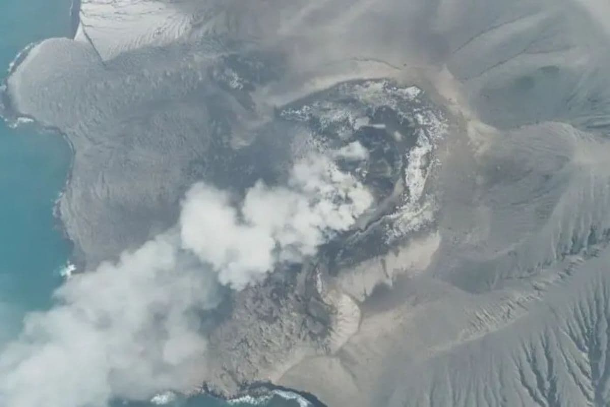gunung_anak_krakatau_kembali_erupsi_warga_diimbau_waspada