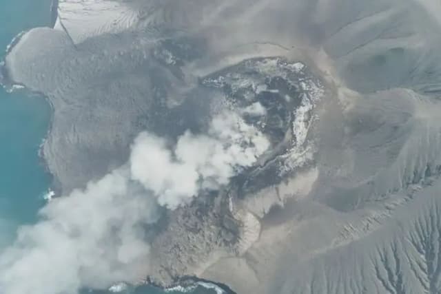 gunung_anak_krakatau_kembali_erupsi_warga_diimbau_waspada