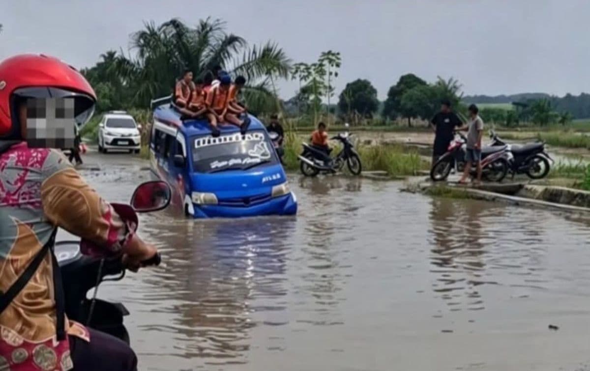 jalan_rusak_menuju_raja_maligas_simalungun_ganggu_akses_anak_sekolah_dan_angkutan_hasil_pertanian