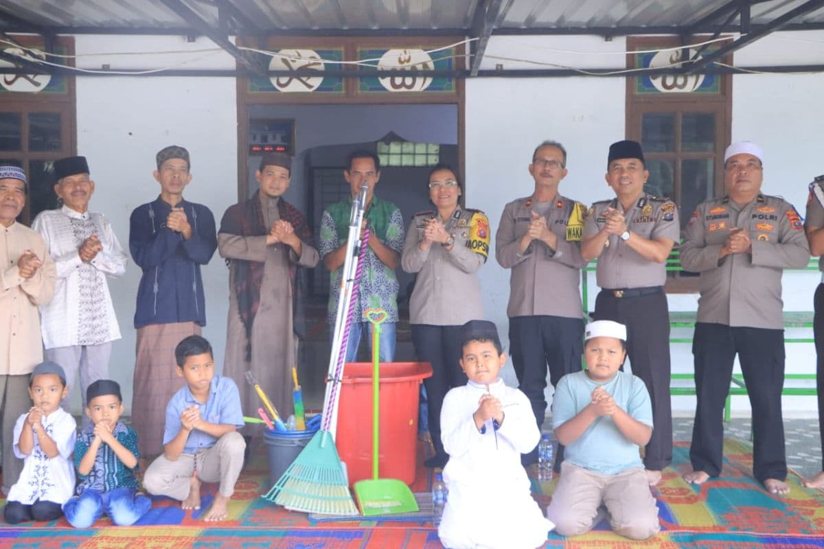 jumat_keliling_di_samosir_kapolres_salurkan_bantuan_kebersihan_untuk_masjid_nurul_huda