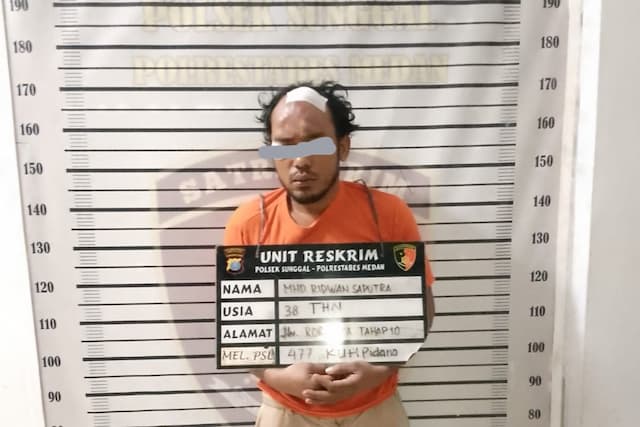 ketahuan_curi_aki_truk_pria_di_medan_babak_belur_dihakimi_warga