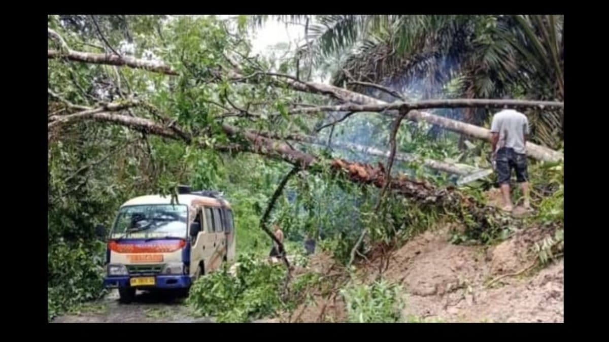 longsor_terjang_belasan_titik_jalan_provinsi_di_gunung_meriah_deli_serdang_akses_kendaraan_terganggu