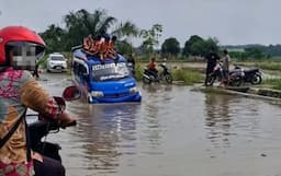 mobilitas_warga_terganggu_bpbd_simalungun_siapkan_penanganan_darurat_jalan_huta_bayu_raja_