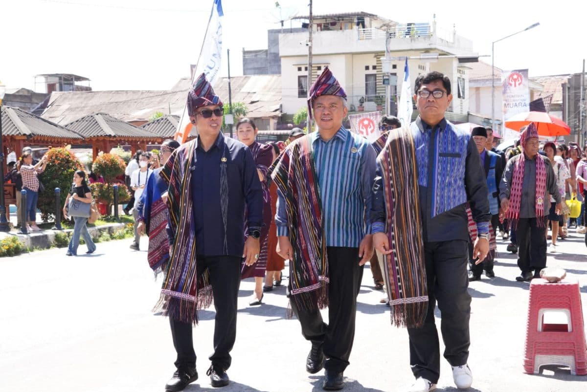 parade_ulos_meriahkan_hari_ulos_2026_di_taput_jonius_hutabarat_ajak_generasi_muda_lestarikan_budaya