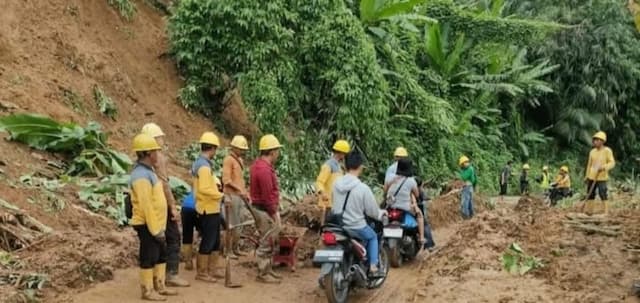 sdabmbk_deli_serdang_tangani_longsor_di_birubiru_dan_namorambe_akses_jalan_kembali_dibuka