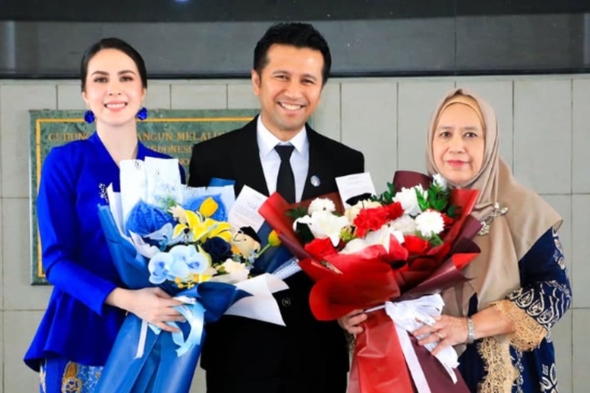 suami_arumi_bachsin_emil_dardak_jadi_lulusan_terbaik_profesi_insinyur_itb