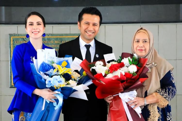 suami_arumi_bachsin_emil_dardak_jadi_lulusan_terbaik_profesi_insinyur_itb