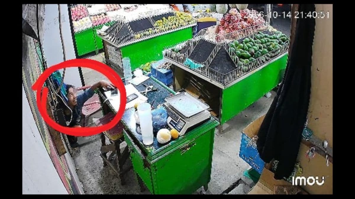 terekam_cctv_pria_di_kisaran_curi_ponsel_penjaga_kasir_toko_buah