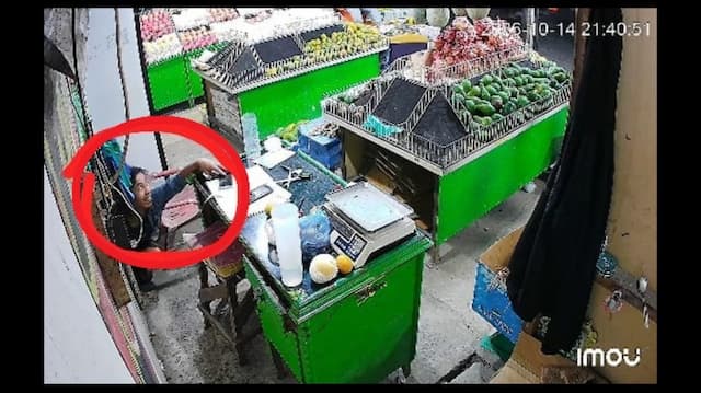 terekam_cctv_pria_di_kisaran_curi_ponsel_penjaga_kasir_toko_buah