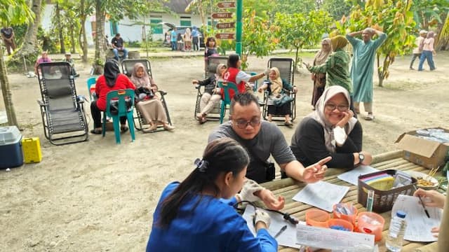22_kantong_darah_terkumpul_dalam_aksi_donor_darah_di_pasar_kamu