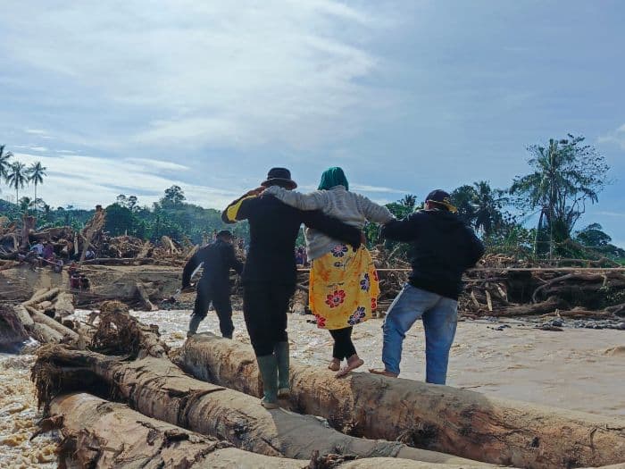abdikan_diri_24_jam_siaga_di_jembatan_darurat_di_desa_garoga