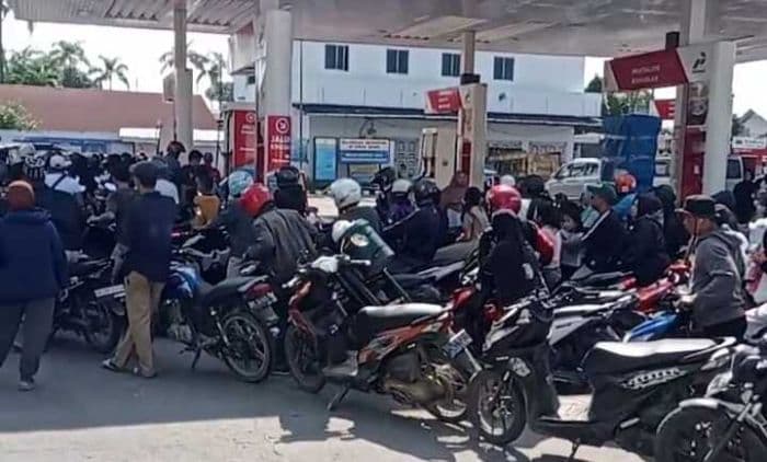 antrean_panjang_bbm_picu_keributan_di_spbu_tanjung_morawa_polisi_turun_tangan
