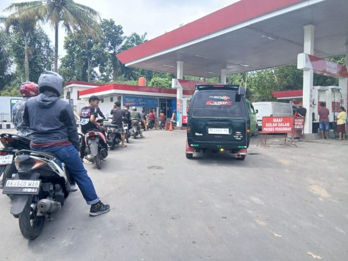 antrean_ratusan_meter_sepeda_motor_mengular_di_spbu_tanah_jawa