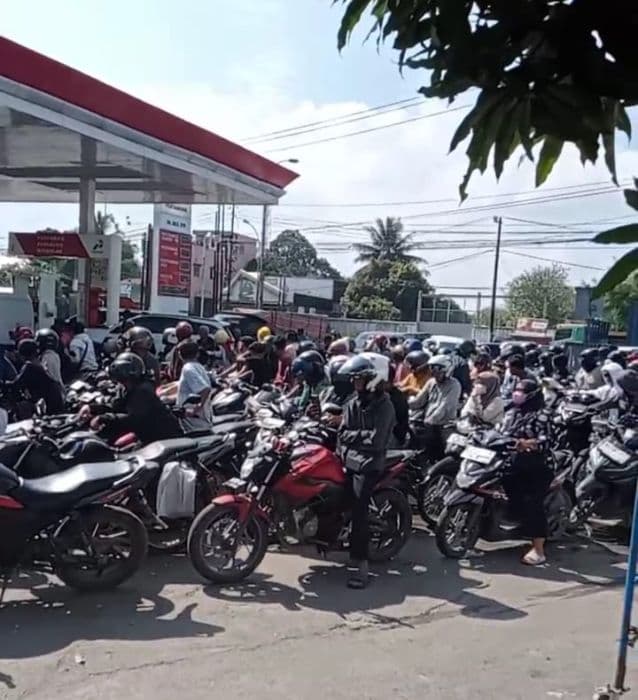 ratusan_pengendara_motor_antre_bbm_di_spbu_lubuk_pakam_hingga_dini_hari