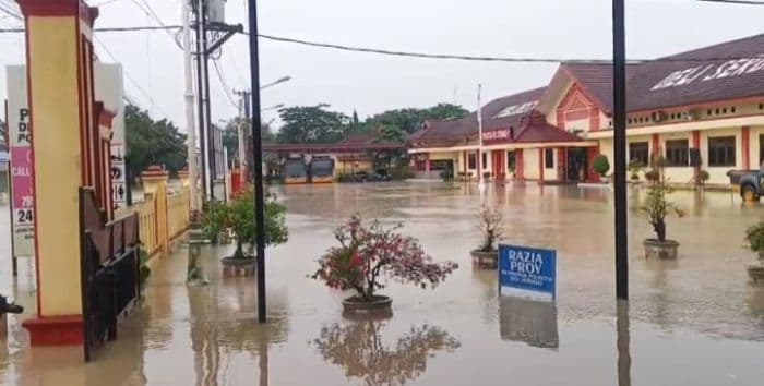 banjir_di_mapolresta_deli_serdang_mulai_surut_pelayanan_publik_berjalan_normal