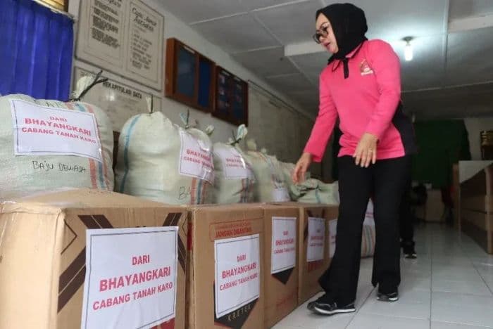 bhayangkari_tanah_karo_berbagi_pakaian_layak_untuk_korban_banjir_sumut