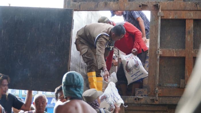 bupati_langkat_kirim_satu_truk_fuso_logistik_untuk_korban_banjir_tanjung_pura