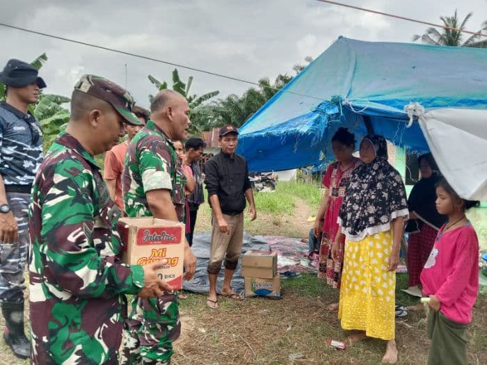 danramil_11tb_salurkan_bantuan_untuk_warga_terdampak_banjir_di_posko_banjir_sergai