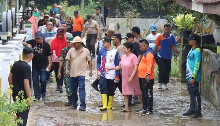 gotong_royong_pasca_banjir_wali_kota_binjai_tinjau_lokasi_pemulihan_lingkungan