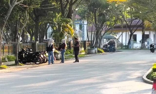 jukir_liar_resahkan_pengunjung_masjid_agung_lubuk_pakam_dan_minta_ditertibkan
