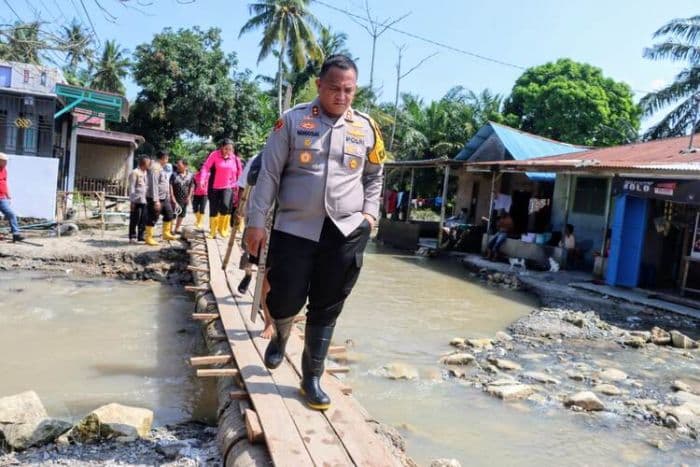 kapolres_batu_bara_kunjungi_wilayah_banjir_dan_salurkan_bantuan_ratusan_paket