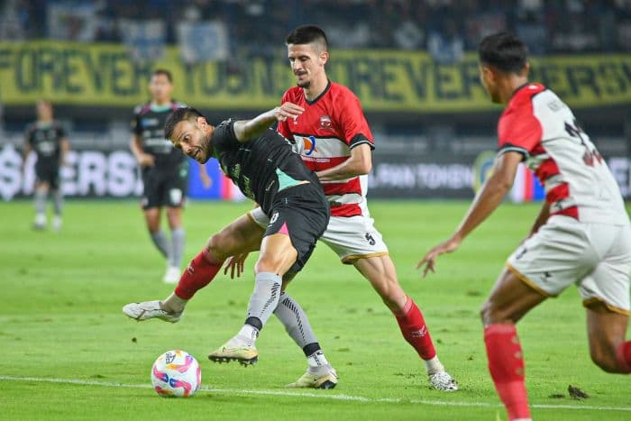madura_united_vs_persib_bandung_duel_panas_papan_atas_adu_ketajaman_lini_depan
