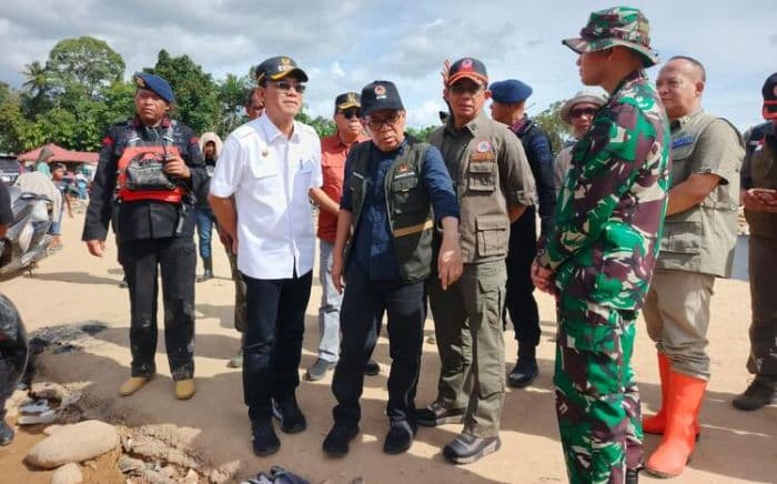 menko_pmk_tinjau_bencana_banjir_batang_toru_bahas_kebutuhan_mendesak_korban