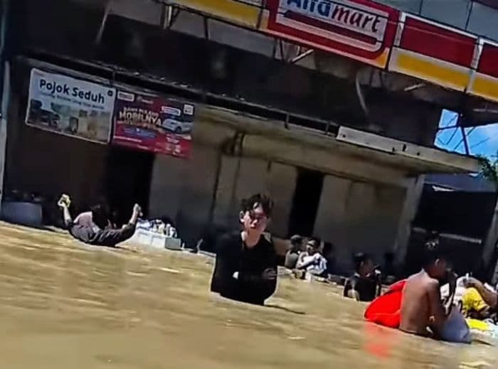 warga_jarah_gerai_alfamart_di_tanjung_pura_langkat