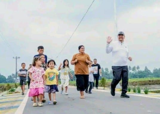 baharuddin_siagian_tinjau_jalan_yang_diperbaiki_di_sei_bejangkar