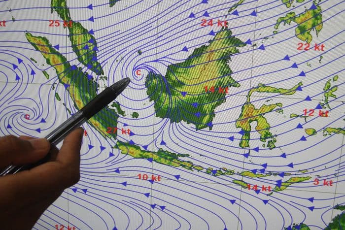 bmkg_prediksi_hujan_masih_guyur_indonesia_saat_malam_tahun_baru_2026