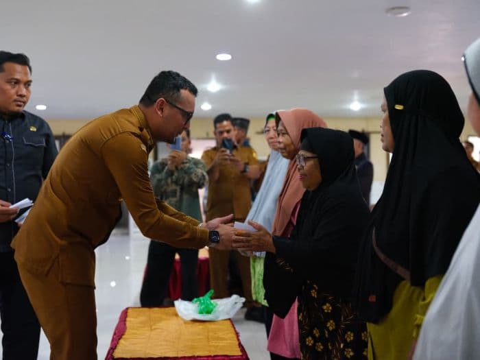 bupati_labusel_serahkan_bantuan_zis_baznas_untuk_lansia_dan_mahasiswa