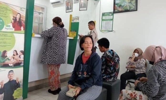jelang_tahun_baru_nasabah_di_pegadaian_lubuk_pakam_ramai_tebus_perhiasan_
