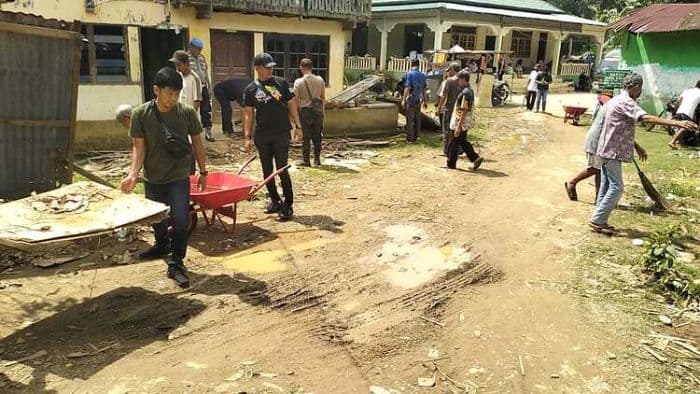 polisi_dan_warga_sei_lepan_gotong_royong_bersihkan_permukiman_usai_banjir