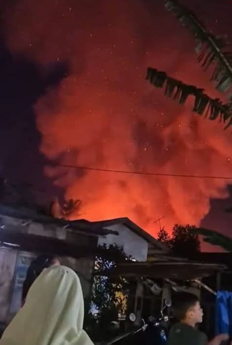 rumah_semi_permanen_di_tanjung_morawa_terbakar_kerugian_ditaksir_ratusan_juta_rupiah