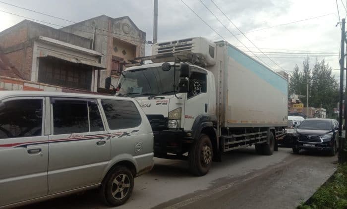 truk_angkutan_masih_beroperasi_di_jalinsum_toba_pada_h1_tahun_baru_picu_kemacetan_di_sejumlah_titik