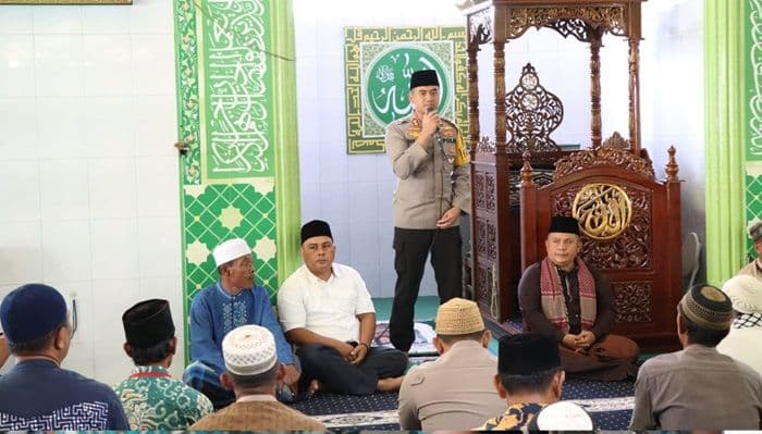 kapolres_tapteng_safari_sholat_jumat_di_masjid_silaturrahim_hajoran
