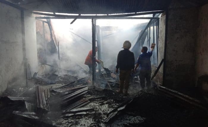 satu_rumah_di_sidikalang_terbakar_dua_mobil_pemadam_dikerahkan