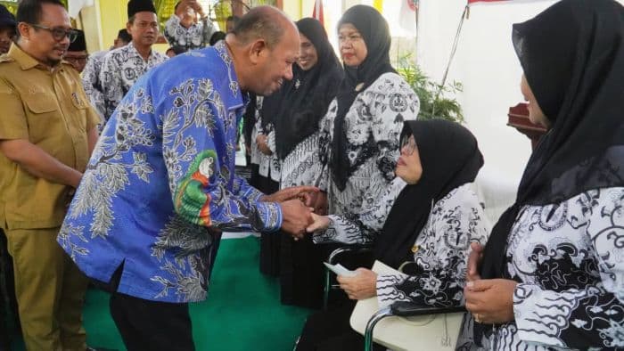 105_guru_terdampak_banjir_tanjungpura_terima_bantuan_uang_dan_beras