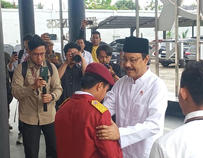 kunjungi_srmp_1_deli_serdang_mensos_tegaskan_sekolah_rakyat_untuk_keluarga_kurang_mampu